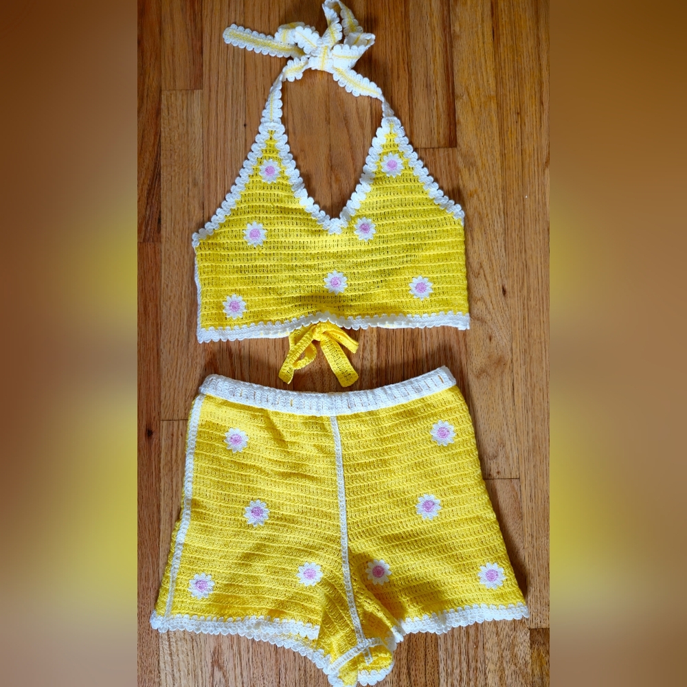 SOLD Crochet Daisy Print Two Piece Shorts Set With Halter Cami Tank Top Sz S/M - Picture 2 of 10
